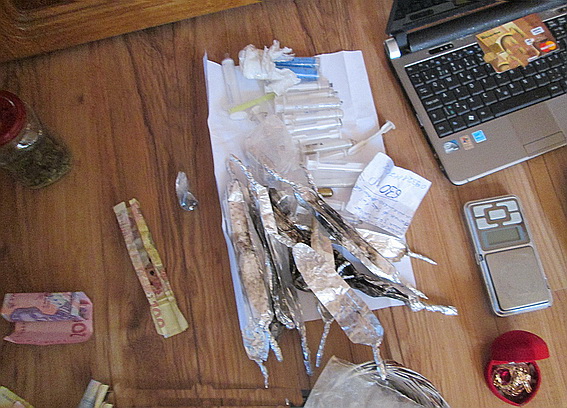 На Рахівщині у чоловіка в будинку знайшли наркотики, приладдя для їх реалізації та зброю (ФОТО)
