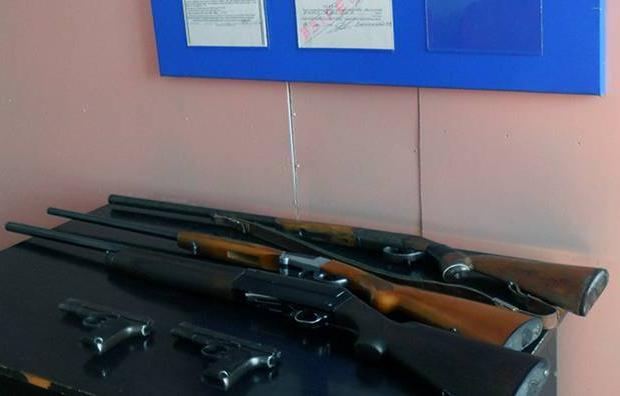 У раніше судимого за наркотики жителя Ужгородщини вилучили дві рушниці та шість пістолетів