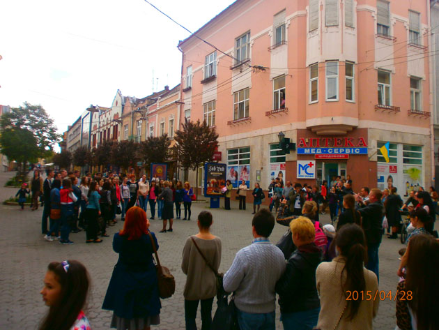 Вінницькі студенти влаштували в центрі Ужгорода пісенний флешмоб (ФОТО)