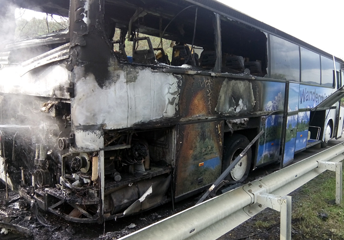 У туристичному автобусі, що загорівся під час руху на трасі Київ-Чоп, знаходилось 46 пасажирів, жертв немає (ОФІЦІЙНО) (ФОТО)