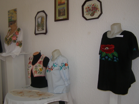 Вишитими картинами, блузами та рушниками можна помилуватися на виставці у Хустському краєзнавчому музеї (ФОТО, ВІДЕО)