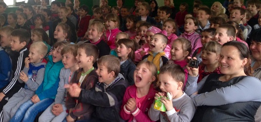 Дітям Верхнього Водяного та Косівської Поляни показали  музичну казку "Лісові пригоди" (ФОТО, ВІДЕО)