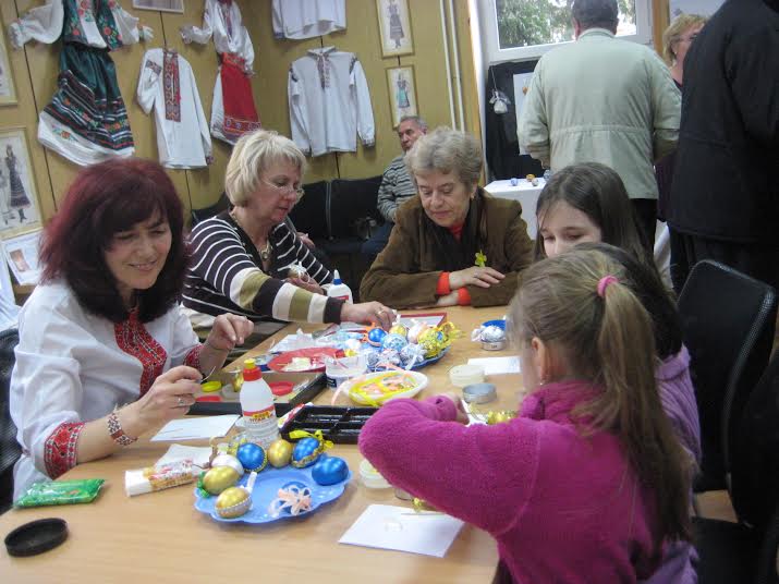 Народні майстрині із Закарпаття навчали писанкарству українських дітей у Словаччині (ФОТО)