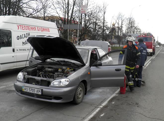 В Ужгороді під час руху біля світлофору загорілася автівка (ФОТО)