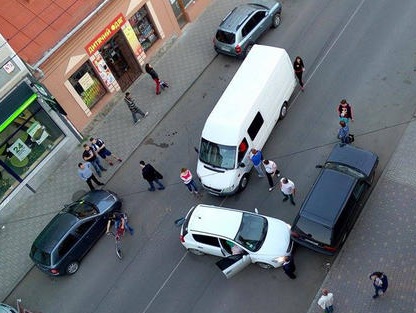 В Ужгороді на Швабській зіткунулися Mercedes Sprinter та Kia Ceed (ФОТО, ВІДЕО)