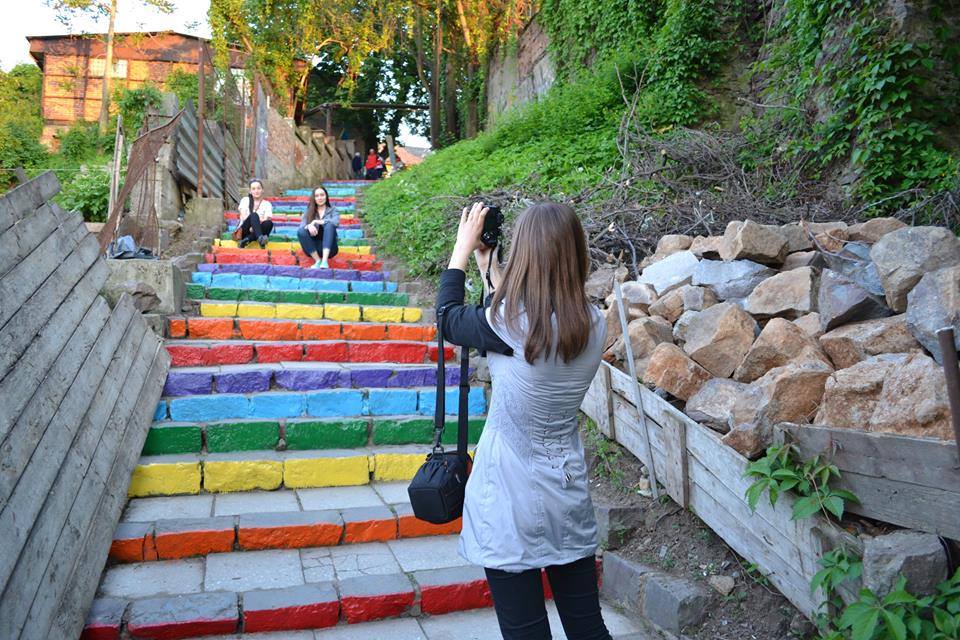 На кольорових Замкових сходах масово фотографуються ужгородці і туристи. Незадоволені здебільшого політики (ФОТО)