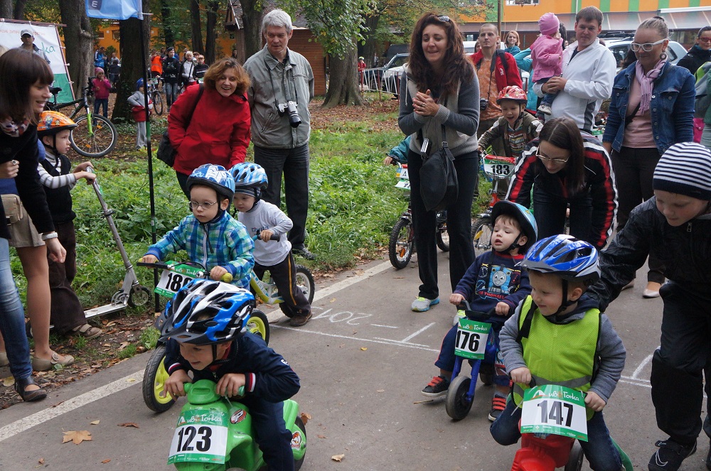 В Ужгороді кілька десятків маленьких велосипедистів позмагалися у "Дивогонці" (ВІДЕО)