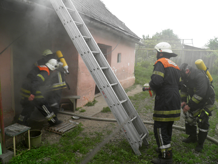 В Ужгороді рятували від вогню житловий будинок (ФОТО)