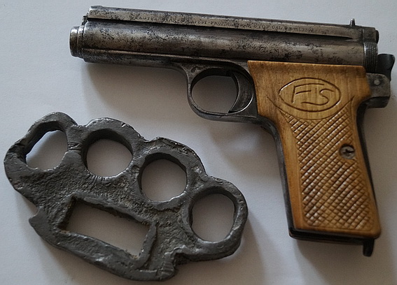 Іршавець намагався збути покупцю зі Свалявщини пістолет та кастет за 2 тис грн