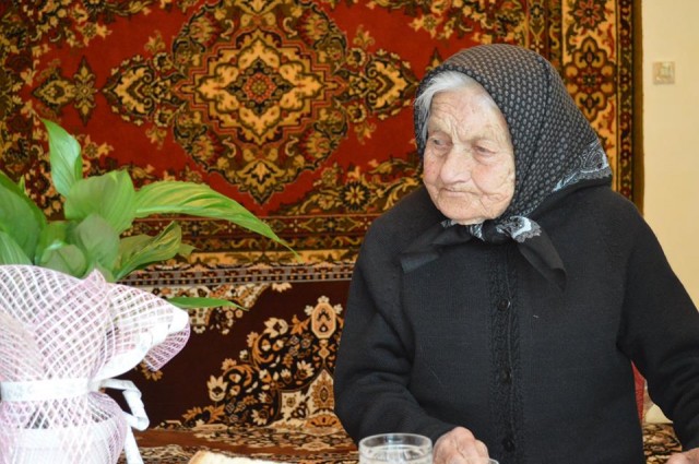 На Іршавщині у Білках під час привітань зі 102-річчям Емма Чорба ділилася секретами довголіття (ФОТО)