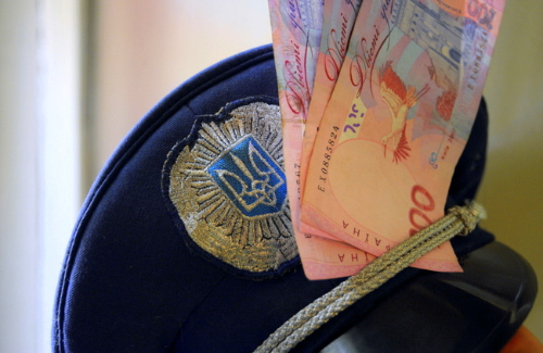 В Ужгороді на хабарі в $1000 затримали слідчого міліції
