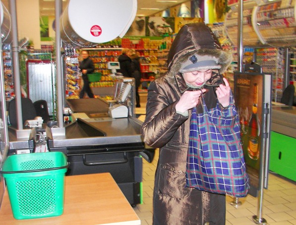 60-річна жителька Ужгородщини двічі навідувалася в супермаркет, аби красти сигарети та алкоголь