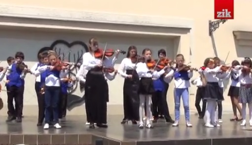 У центрі Ужгорода декілька десятків юних скрипалів спільно виконали гімн Євросоюзу (ВІДЕО)