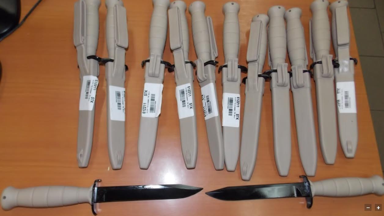 На Закарпатті митники не пропустили до України чоловіка із 13 австрійськими ножами (ФОТО)