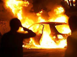 В Ужгороді на Собранецькій вогнем під час пожежі знищено "Тойоту" та пошкоджено ще дві автівки