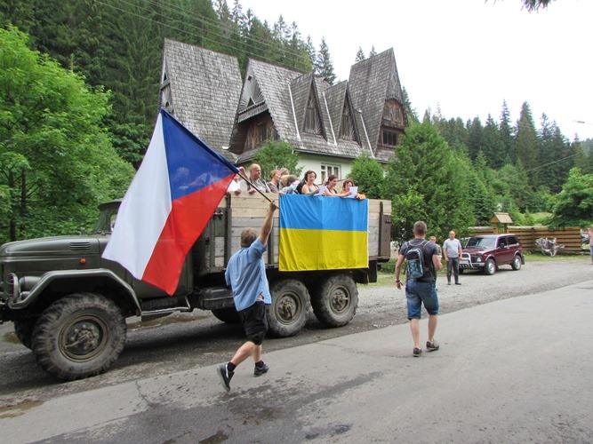 Гості-політики з Чехії під час відвідин НПП "Синевир" на знак підтримки України заспівали гімн (ФОТО)