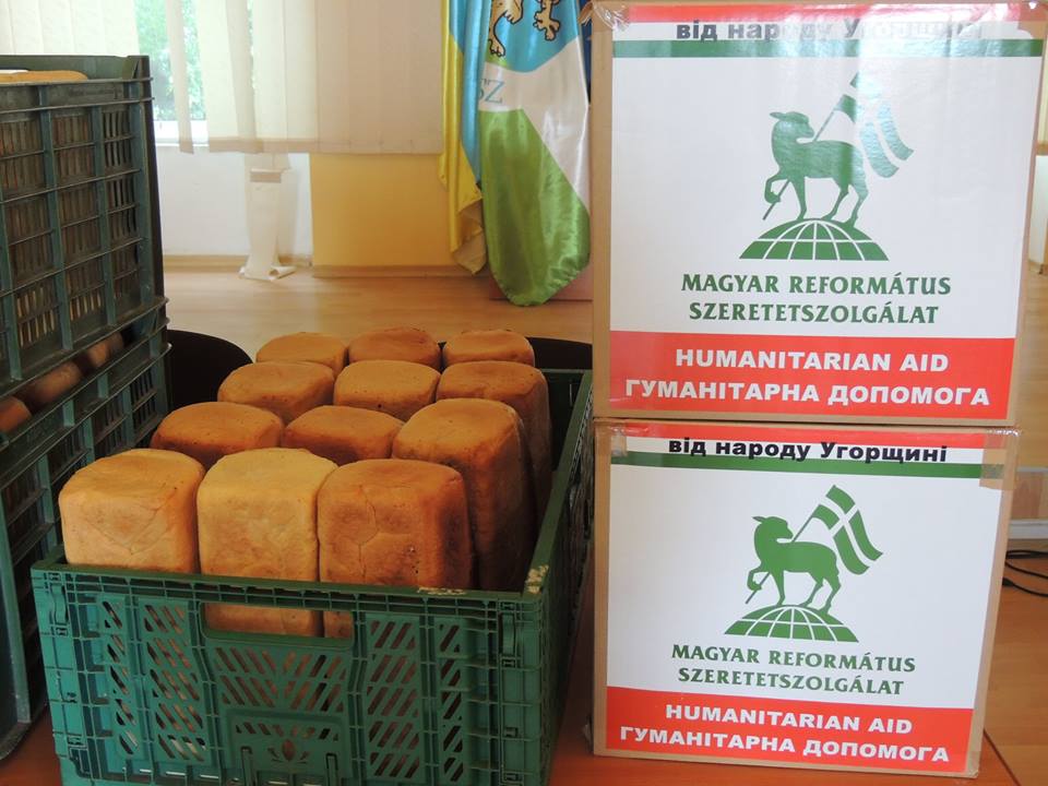 Родини берегівських учасників АТО отримали гуманітарні пакунки з продуктами із Угорщини (ФОТО)
