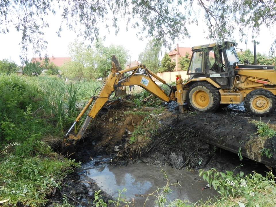 У Берегові прочищали від ґрунтового "корка" канал "Бодон" (ФОТО)