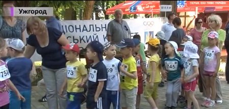У масовому забігу в Ужгороді взяли участь півтори тисячі учасників (ВІДЕО)