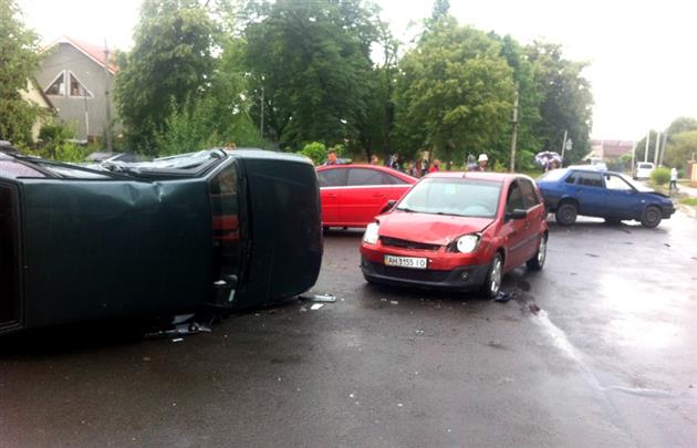 Один з водіїв утік з місця потрійної ДТП у Мукачеві (ФОТО, ВІДЕО)