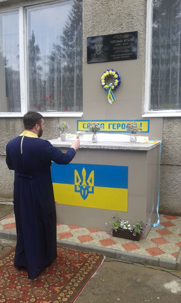 У Мукачеві на території ліцею освятили меморіальну дошку на честь полеглого у зоні АТО колишнього студента (ФОТО, ВІДЕО)