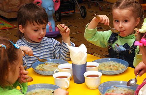 На Хустщині чиновники хочуть, щоб батьки малозабезпечених сімей платили за харчування в садочках своїх діток. Прокуратура проти