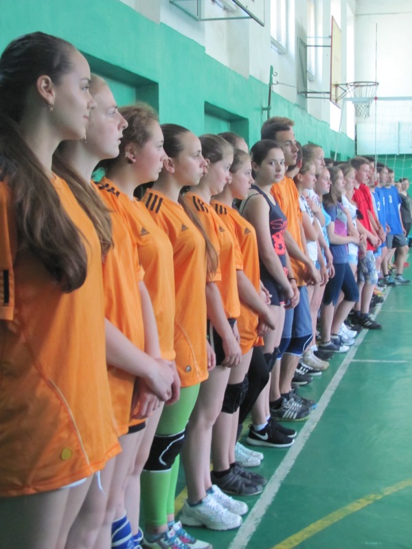 Переможцям в першості Рахова серед юнаків та дівчат з волейболу вручили сертифікати на новеньку форму