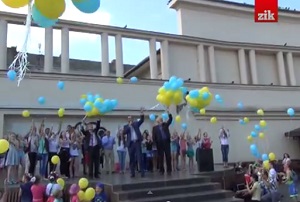 В Ужгороді на знак національної єдності діти випустили в небо жовті і сині кульки (ВІДЕО)