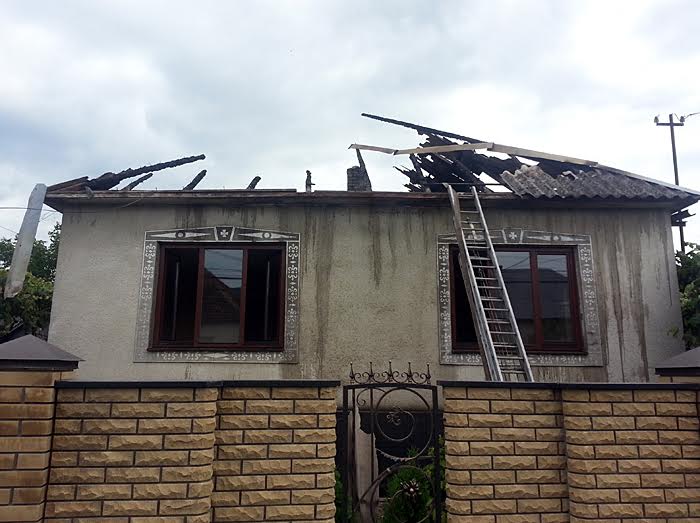 На Іршавщині під час пожежі у літній кухні згоріли меблі, побутові прилади та покрівля (ФОТО)