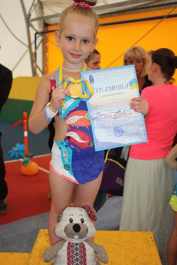 Юні мукачівки з всеукраїнського турніру з художньої гімнастики привезли додому 2 "золота" (ФОТО)
