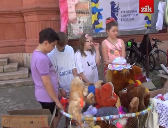 В Ужгороді на благодійному ярмарку діти продавали свої іграшки і взуття, щоб підтримати військових (ВІДЕО)