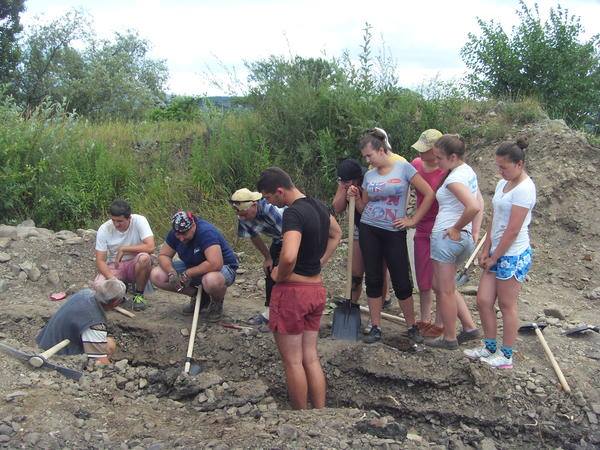 У "Сент-Міклоші" на Мукачівщині діє "Школа юних археологів" за участі студентів та школярів із різних куточків України (ФОТО)