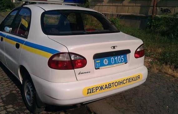 Капітан ДАІ з Ужгородщини заробив штраф за неправильне паркування (ФОТО)
