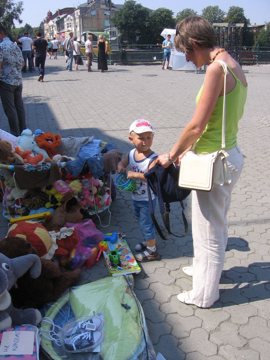 В Ужгороді волонтери організували доброчинний ярмарок на підтримку військових (ФОТО)