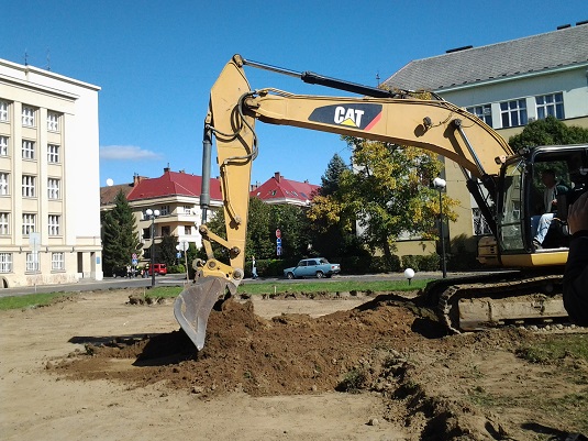 Москаль дозволив Ледиді перед виборами відпіаритися на фонтані перед Закарпатською ОДА (ФОТО)