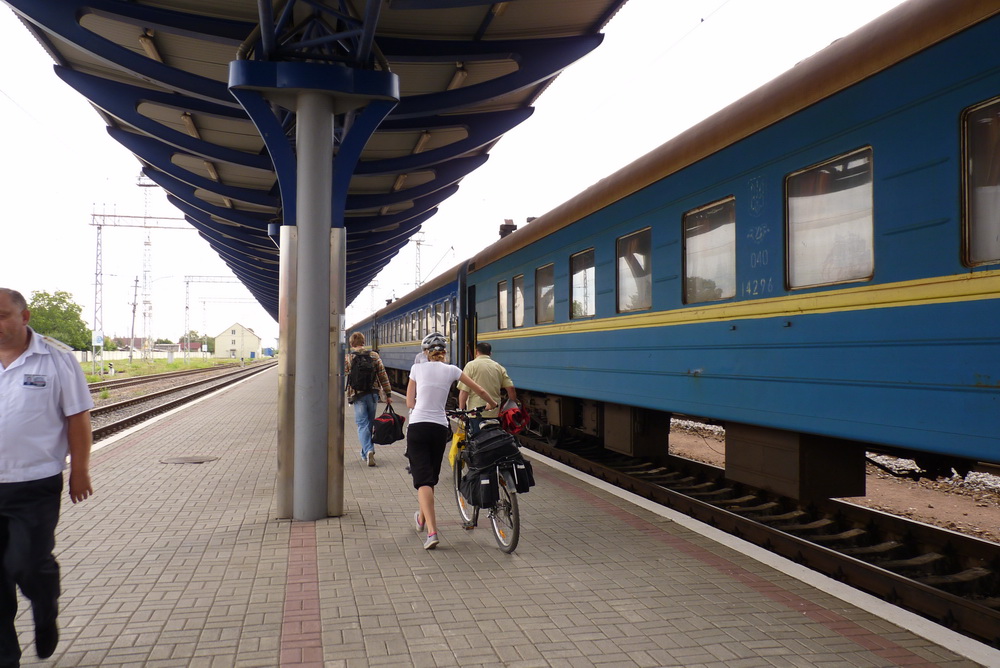 До кінця серпня поїзд Одеса-Ужгород курсуватиме щоденно