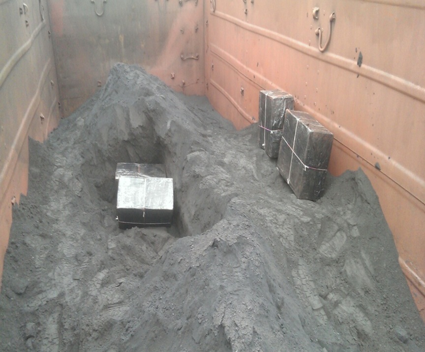 На Закарпатті під рудою у вантажному вагоні знайшли контрабандні сигарети (ФОТО)
