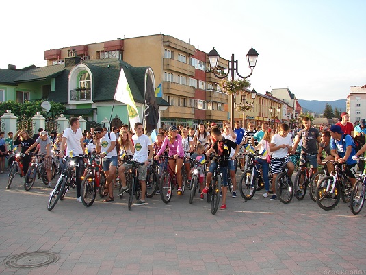 У Хусті до Дня Державного Прапора провели масштабний велопробіг (ФОТО)