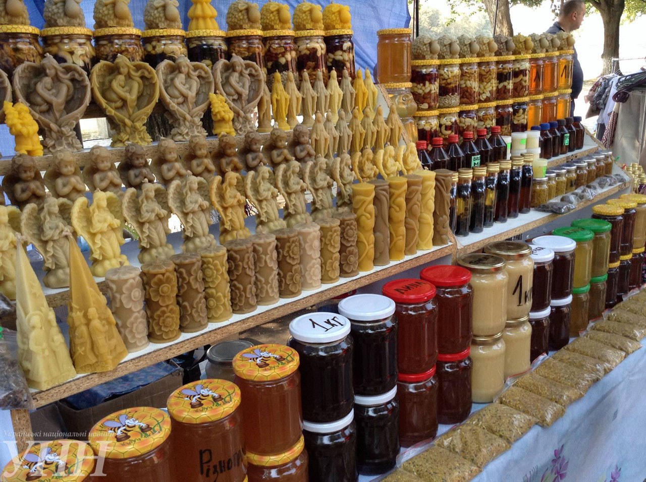 За літр меду на фестивалі-ярмарку в Ужгороді правлять від 120 грн, найбільшим попитом користується липовий та лісовий (ФОТО)
