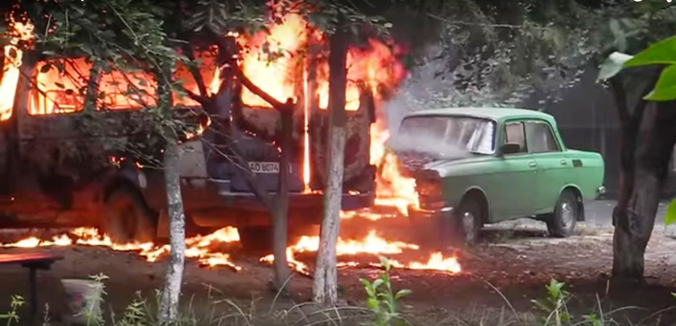 В Ужгороді палали два авто, майже знищено мікроавтобус "Газель" (ВІДЕО)