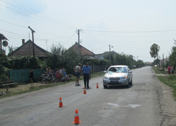 На Мукачівщині на дорозі сталася смертельна ДТП, загинула жінка-велосипедист (ФОТО)