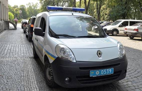За порушення правил паркування на службовому авто в Ужгороді оштрафовано міліціонера