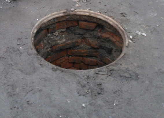 В Ужгороді при затриманні крадій каналізаційного люку затіяв сутичку