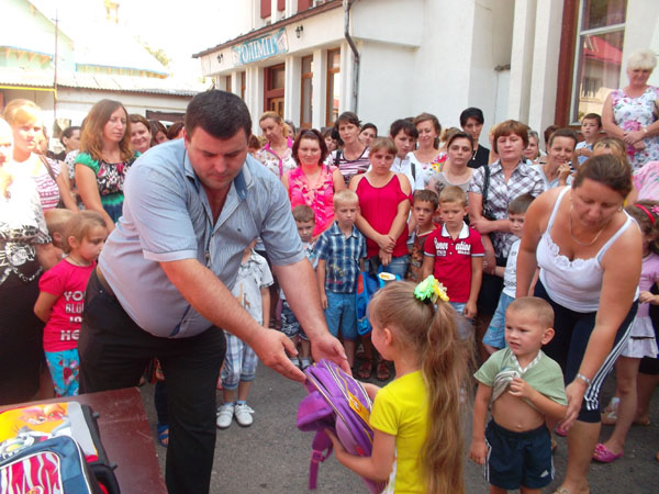 Понад 900 першачків Тячівщини протягом 2 днів отримали в подарунок шкільні ранці з приладдям (ФОТО, ВІДЕО)