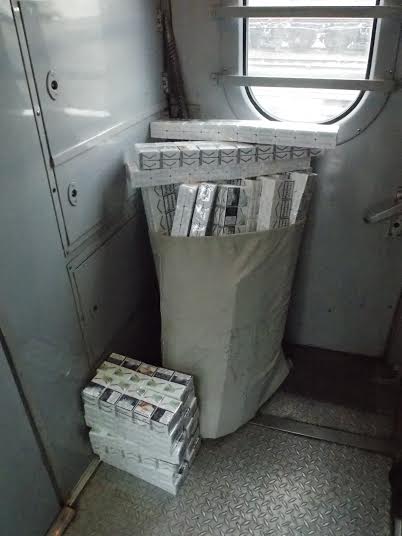 Провідниця вагону намагалася у потязі Київ-Ужгород провезти 800 пачок контрабандних сигарет (ФОТО)