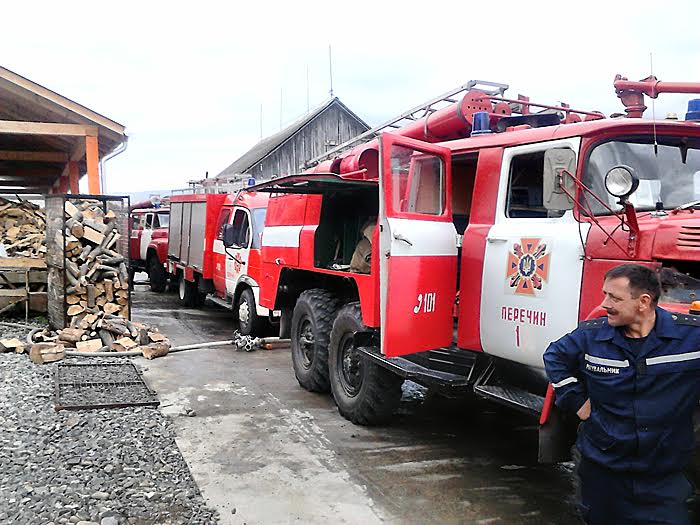 На Перечинщині понад 5 годин поспіль гасили пожежу на деревообробному підприємстві (ФОТО)