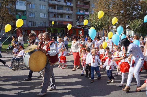 У Тячеві святкування з нагоди Дня міста розпочалися з параду вишиванок (ФОТО, ВІДЕО)