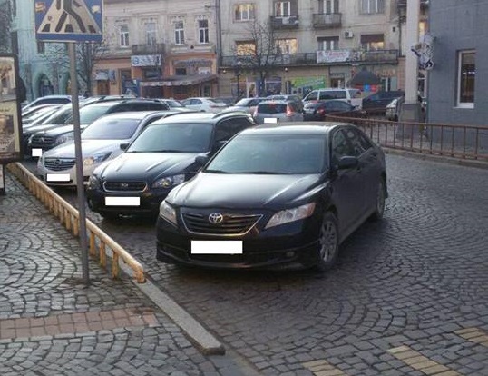 У Мукачеві за неправильне паркування поліцейські оштрафували начальника міжгірської міліції (ФОТО)