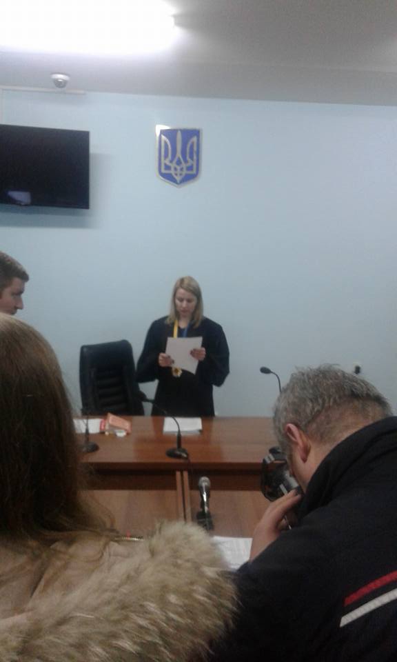 В Ужгороді вже майже добу триває суд над "правосекторівцями", прокуратура клопоче про утримання під вартою всіх 5-ьох