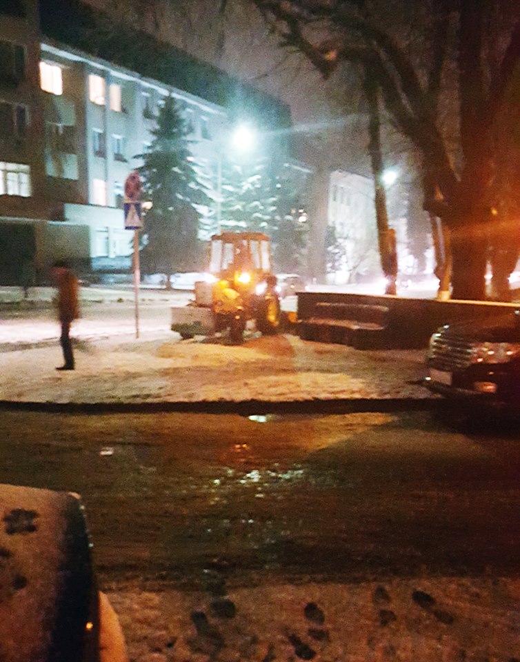 На вулиці Ужгорода вийшла снігоприбиральна техніка